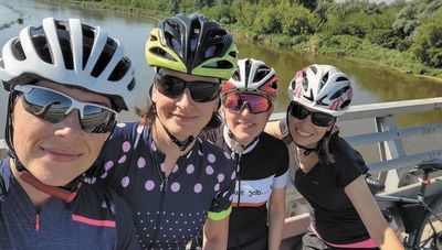 Karolina - druga od lewej. Na portalu Zrzutka.pl prowadzona jest „Pomoc dla Arka, Julki i Majki”.