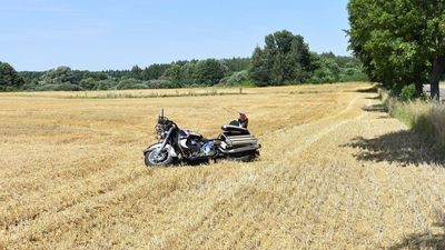 Harley Davidson wylądował w polu niedaleko Chełma