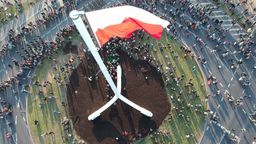 22 tony stali, 35 m wysokości, a na szczycie 50 mkw. polskiej flagi – jesienią 2018 r. na rondzie Dmowskiego kolo zamku w Lublinie stanął Maszt Niepodległości. Montaż konstrukcji i wszelkie niezbędne pozwolenia zorganizowała Fundacja „Ruchu Solidarności Rodzin”. Fundusze w kwocie 676 tys. zł wyłożyły trzy państwowe spółki: puławskie Azoty, PGE Dystrybucja i Lubelski Węgiel Bogdanka. Sześć razy w roku wynajęta przez lubelski samorząd firma zdejmuje przybrudzoną flagę, wiesza nową, a starą przekazuje do utylizacji