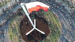 22 tony stali, 35 m wysokości, a na szczycie 50 mkw. polskiej flagi – jesienią 2018 r. na rondzie Dmowskiego kolo zamku w Lublinie stanął Maszt Niepodległości. Montaż konstrukcji i wszelkie niezbędne pozwolenia zorganizowała Fundacja „Ruchu Solidarności Rodzin”. Fundusze w kwocie 676 tys. zł wyłożyły trzy państwowe spółki: puławskie Azoty, PGE Dystrybucja i Lubelski Węgiel Bogdanka. Sześć razy w roku wynajęta przez lubelski samorząd firma zdejmuje przybrudzoną flagę, wiesza nową, a starą przekazuje do utylizacji