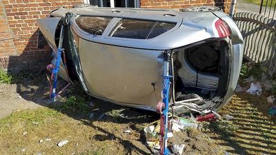 Opole Lubelskie. Skoda dachowała, przebiła betonowe ogrodzenie i uderzyła w dom