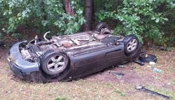 Spowodował wypadek i uciekł z miejsca zdarzenia. W aucie zostawił poważnie ranną kobietę