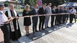 W uroczystości symbolicznego przecięcia wstęgi i otwarcia wszystkich dziesięciu odcinków dróg, udział wzięli m. in. Sławomir Plis – burmistrz Opola Lubelskiego, Piotr Patkowski - wiceminister finansów, Przemysław Czarnek - poseł na Sejm RP, Stanisław Gogacz – senator RP, starosta Opolski Dariusz PiotrowskiFot. UM Opole Lubelskie 