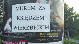 Gesty sympatii z wykładowcą KUL widać też na ulicach Lublina. Na zdjęciu słup ogłoszeniowy przy ul. Jana Pawła II (przy przystanku, po przeciwnej stronie kościoła) z ulotką, na której zostało zamieszczone hasło „Murem za księdzem Wierzbickim”