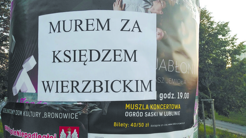 Gesty sympatii z wykładowcą KUL widać też na ulicach Lublina. Na zdjęciu słup ogłoszeniowy przy ul. Jana Pawła II (przy przystanku, po przeciwnej stronie kościoła) z ulotką, na której zostało zamieszczone hasło „Murem za księdzem Wierzbickim”