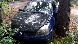 Lubelskie: Kobieta podróżowała z rocznym dzieckiem. Samochód wjechał w drzewo