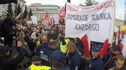 "Pogrzeb polskiej wsi". Rolnicy protestowali w centrum Warszawy [wideo]