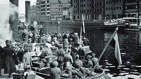 Gdańsk, wrzesień 1920. Delegacja polska wyruszająca na negocjacje pokojowe z bolszewikami