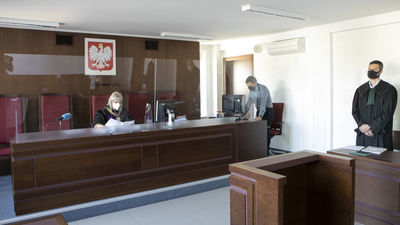 Wyłudzili od emerytów niemal ćwierć miliona złotych. Skazani za oszustwa „na policjanta”