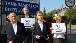 Artur Pietras i Jakub Warda - szefowie dwóch puławskich Klubów Konfederacji pojawili się w poniedziałek przed biurem posła Krzysztofa Szulowskiego. Apelowali o odrzucenie ustawy zezwalającej na łamanie przepisów w wyjątkowych sytuacjach dotyczących walki z pandemią