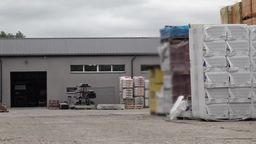 Kłótnia kierowców na parkingu. Jeden ugodził drugiego nożem i uciekł