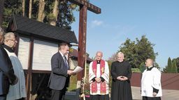 Krzyż morowy ma 5 metrów wysokości. Wrócił na miejsce innego, który uległ naturalnemu zniszczeniu