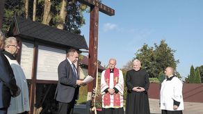 Krzyż morowy ma 5 metrów wysokości. Wrócił na miejsce innego, który uległ naturalnemu zniszczeniu