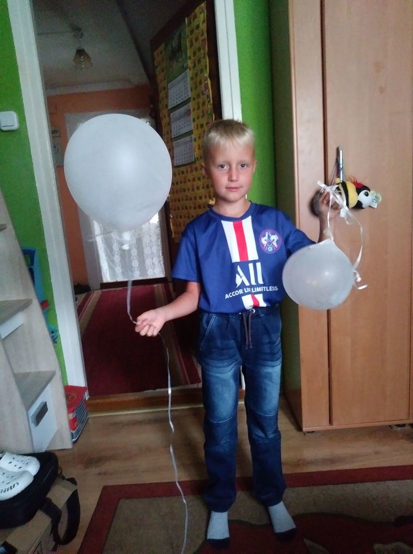 Syn pani Patrycji trzyma balony z Niemiec