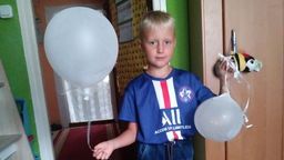 Syn pani Patrycji trzyma balony z Niemiec