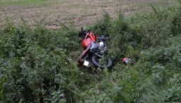 15-latka wjechała motocyklem do rowu. Trafiła do szpitala