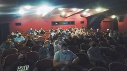 Kino Bajka a widownia wypełniona po pandemiczne brzegi! – podpis pod zdjęciem z przedpremierowego pokazu „Skandalu”. Film wchodzi na ekran 2 października
