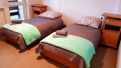 Tak wyglądają pokoje dla seniorów w otwartym w tym roku Domu Pomocy Społecznej w Żyrzynie. O podobnym obiekcie marzą władze gminy Puławy