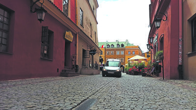 Ul. Grodzka. Pomysłodawca jednego z projektów BO chce by powstał pas równej i gładkiej nawierzchni wygodnej dla szpilek, wózków czy walizek