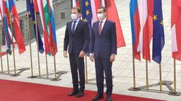 Premier Mateusz Morawiecki (z prawej) razem z premierem Słowacji Igorem Matovicem.