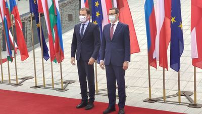 Premier Mateusz Morawiecki (z prawej) razem z premierem Słowacji Igorem Matovicem.