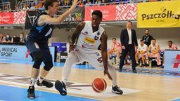 Armani Moore (z piłką) w pierwszej połowie miał problemy, ale po zmianie stron grał już bardzo dobrze
