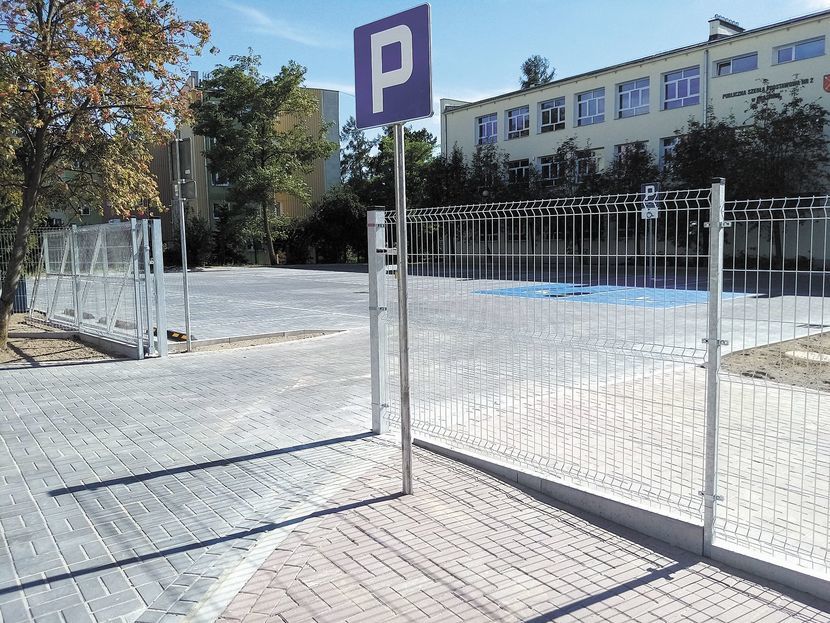Na boisku szkoły powstał parking