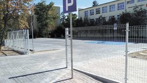 Na boisku szkoły powstał parking