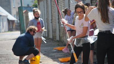 Uczniowie uczestniczący w projekcie i artysta Tomasz "Maped" Pizoń.