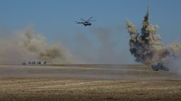 Śmigłowiec, wybuchy i cieżki sprzęt na manewrach wojskowych pod Komarowem [wideo]