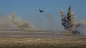 Śmigłowiec, wybuchy i cieżki sprzęt na manewrach wojskowych pod Komarowem [wideo]