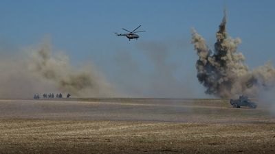 Śmigłowiec, wybuchy i cieżki sprzęt na manewrach wojskowych pod Komarowem [wideo]