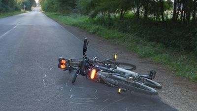 Zderzenie dwóch nastoletnich rowerzystów skończyło się poważnymi obrażeniami