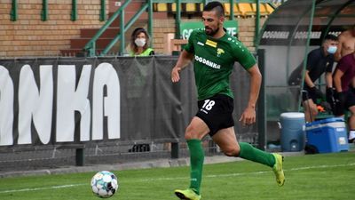 Fot. Bartosz Śpiączka zdobył już 4 bramki w Fortuna I Lidze. Czy w środę strzeli kolejną?