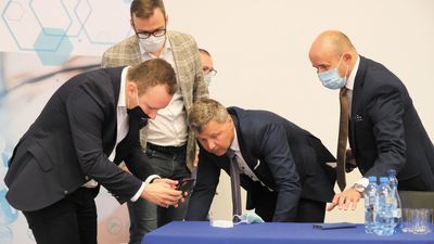 Pierwsza ampułka leku na koronawirusa z lubelskiego Biomedu już trafiła do dalszych badań jakościowych