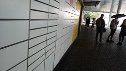 Mega kolejki przed paczkomatami w Świdniku. Kurier: „jestem już tu czwarty raz, a mam jeszcze 400 paczek”