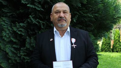 Tomasz Onoszkiewicz-Henel z przyznanym mu przez IPN Krzyżem Wolności i Solidarności 