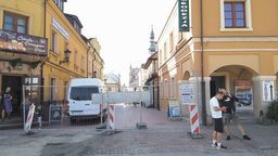 Barierki i znaki pojawiły się w poniedziałek koło 7 rano. Wielu kierowców starało się sprawdzić, czy może jednak przejazd jest. Niektórzy usiłowali przedostać się przez stare Miasto