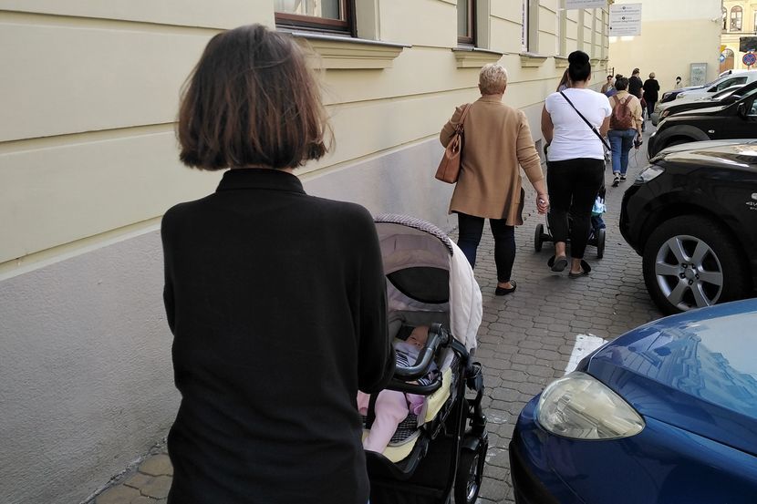 Ul. Wieniawska. Uczestnicy spaceru wśród zwykłych przechodniów. Szerszy chodnik bardzo by się przydał