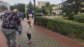 Kolejka przed przedszkolem przy ul. Okrzei