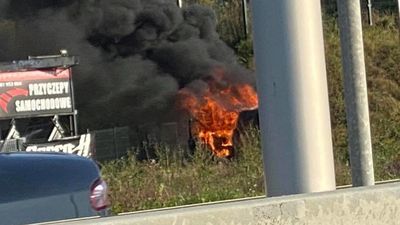 Płonie auto w komisie samochodowym przy al. Spółdzielczości Pracy