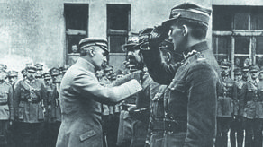 Warszawa, plac Saski, 14 września 1920. Naczelnik Państwa Józef Piłsudski odznacza oficerów krzyżem Virtuti Militari. Od lewej stoją: gen. Tadeusz Rozwadowski, gen. Stanisław Haller, płk Tadeusz Piskor, płk Cedric Fauntleroy – dowódca 7. Eskadry Lotniczej im. T. Kościuszki