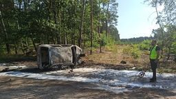 Samochód zapalił się po uderzeniu w drzewo. Na pomoc ruszyli pracownicy remontujący linię kolejową