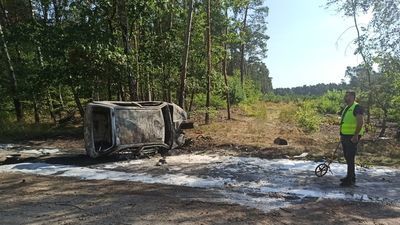 Samochód zapalił się po uderzeniu w drzewo. Na pomoc ruszyli pracownicy remontujący linię kolejową