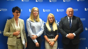 Dyrektor Departamentu Kultury, Edukacji i Dziedzictwa Narodowego, Bożena Ćwiek, marszałek województwa Jarosław Stawiarski, oraz stypendystki Gabriela Hunek i Patrycja Lewczyk 
