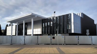 O możliwości demontażu ogrodzenia wykonawcy robót mówili już w czerwcu. Ostatecznie, zgodnie z wolą dyrektora DCH Zbigniewa Śliwińskiego, władze Puław zdecydowały o jego pozostawieniu na kilka kolejnych miesięcy