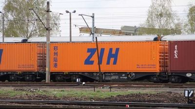 Tyle, że niedawno ruszyły regularne pociągi na trasie nowego Jedwabnego Szlaku z Chin do Europy Zachodniej przez Kazachstan, omijając Polskę. Jak to możliwe? Poprzez porty w rosyjskim Kalingradzie oraz niemieckim Hamburgu. Połączenie uruchomiły wspólnie rosyjski UTLC ERA i niemiecki Belintertrans-Germany.