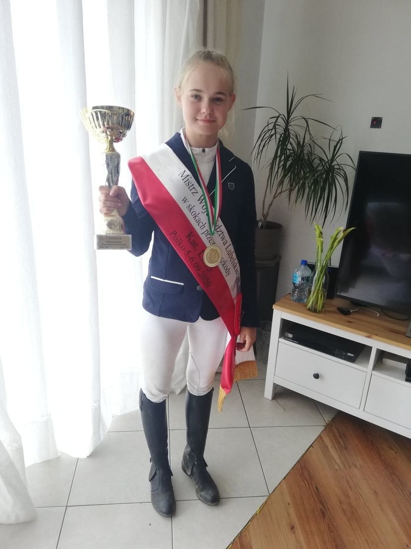 Klaudia Gawrońska z pucharem, medalem i szarfą mistrzyni województwa lubelskiego. Za zwycięstwo w zawodach zawodniczka otrzymała także nagrody rzeczowe<br />
