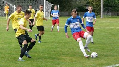 Jakub Figura (z piłką) i jego koledzy to utalentowani piłkarze. W rezerwach nabywają doświadczenia, chociaż te lekcje są czasami bolesne