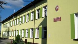 Szkołą w Woskrzenicach Dużych